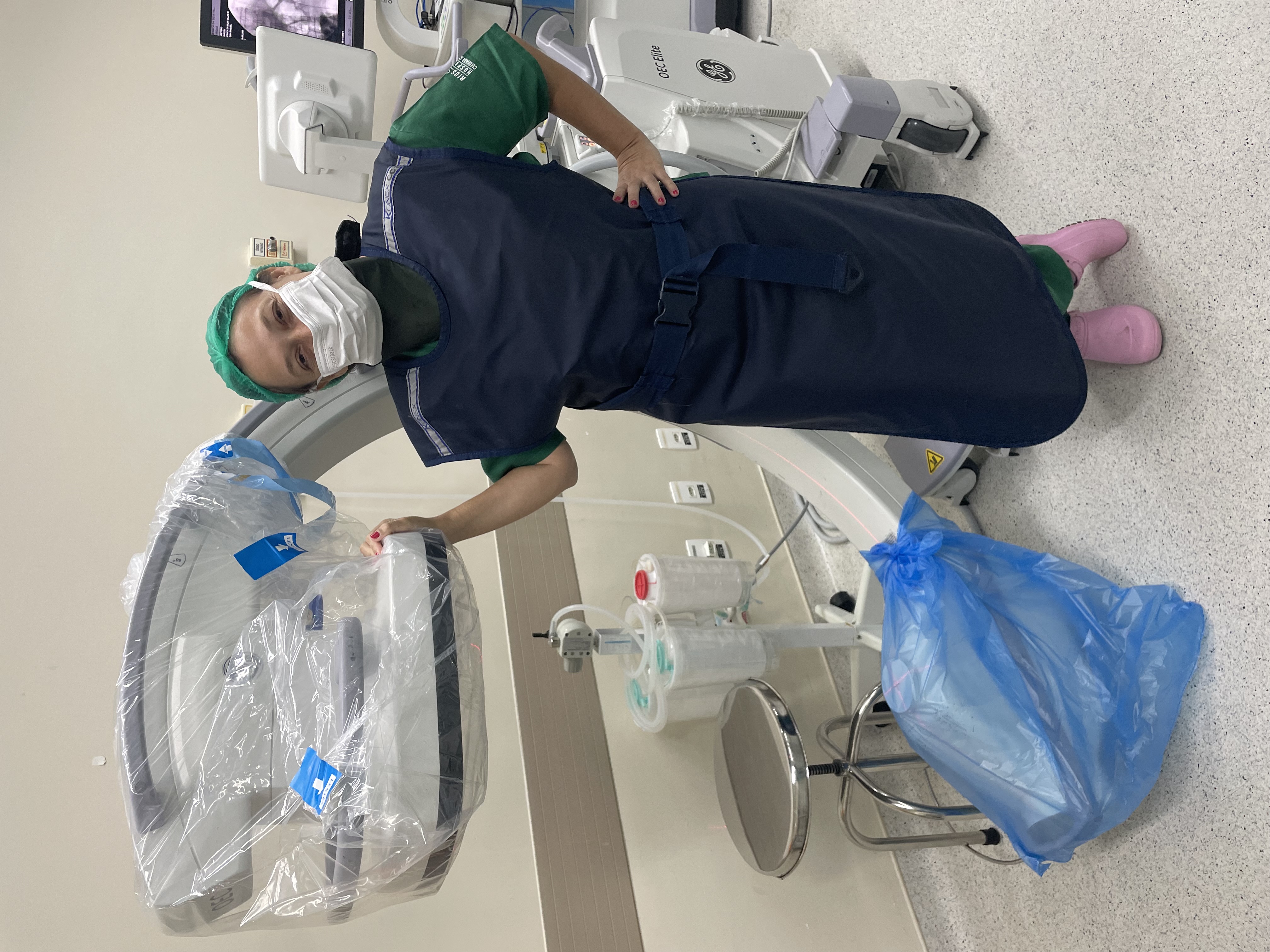 Dra. Rachel Barbedo Pedrosa em centro cirúrgico com equipamento de cirurgia robótica