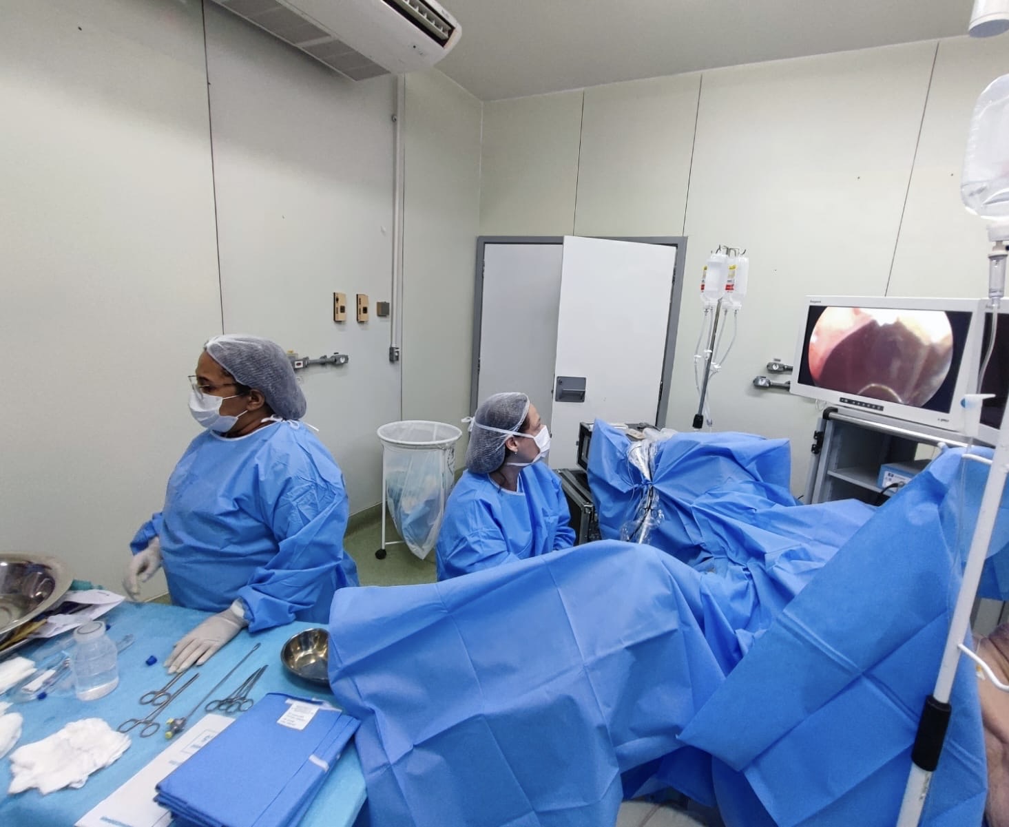 Sala cirúrgica equipada para procedimento robótico urológico